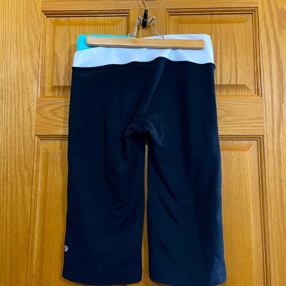 VINTAGE Lululemon Astro Crop SIZE 6 - Picture 2 of 3